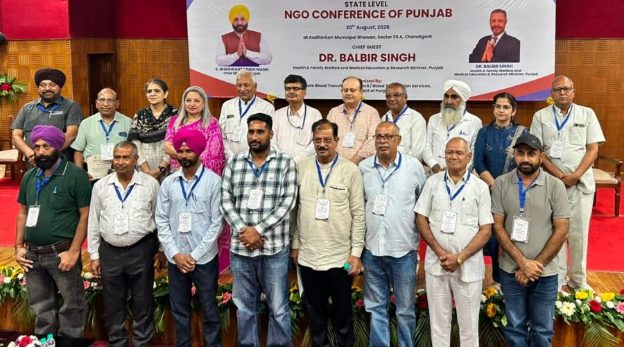 ਕੈਬਨਿਟ ਮੰਤਰੀ ਡਾ. ਬਲਬੀਰ ਸਿੰਘ ਸਿਹਤ ਤੇ ਪਰਿਵਾਰ ਭਲਾਈ ਸੋਸਾਇਟੀ ਨਿਰੰਕਾਰੀ ਮਿਸ਼ਨ ਨੂੰ ਸਨਮਾਨਿਤ ਕਰਦੇ ਹੋਏ